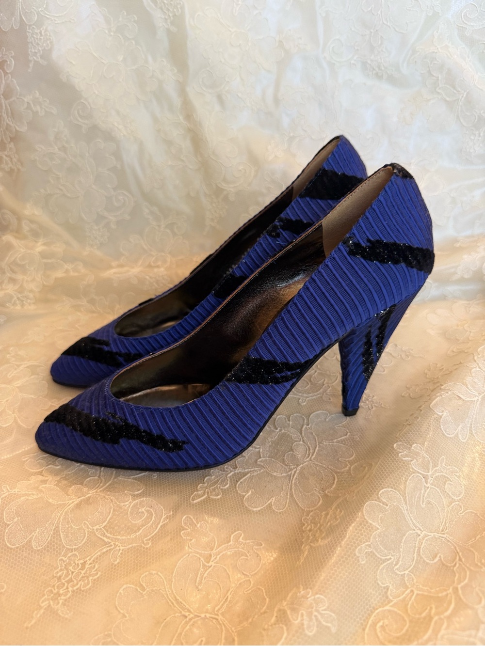 CARRANO 7 Royal Blue Pointed-Toe Heels with Black Accent 1990s - Picture 9 of 11